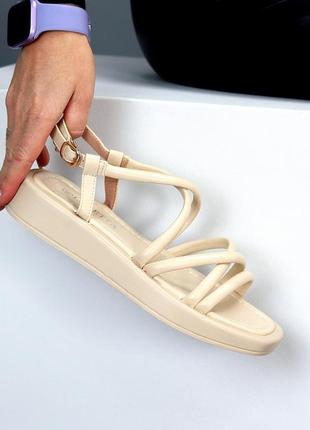 Беж якісні босоніжки сандалі тонкі ремінці квадратний носок 36-403 фото