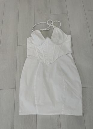 Міні-сукня з глибоким корсетом білого кольору