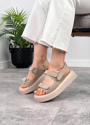 Босоніжки бежеві замшеві на липучках