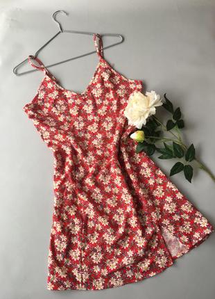 Легкое платье на бретелях с разрезом на бедре