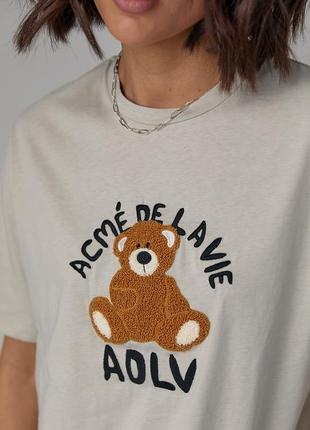 Трикотажна футболка з фактурним ведмедиком та написом6 фото