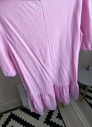 Современное нежно розовое платье с рюшем воланом2 фото