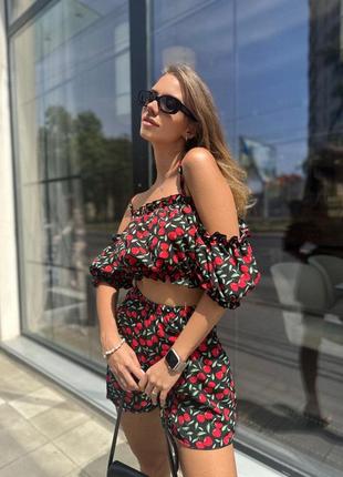 Женский трендовый черный костюм комплект топ с шортами в принте клубник летний...