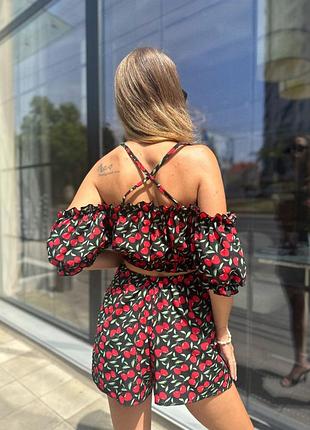 Женский трендовый черный костюм комплект топ с шортами в принте клубник летний...