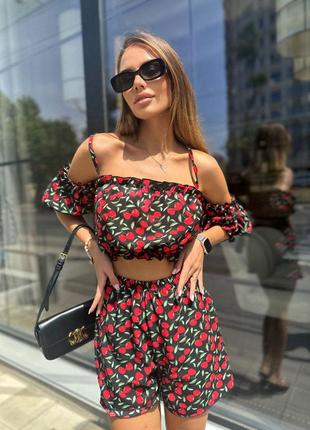 Женский трендовый черный костюм комплект топ с шортами в принте клубник летний...