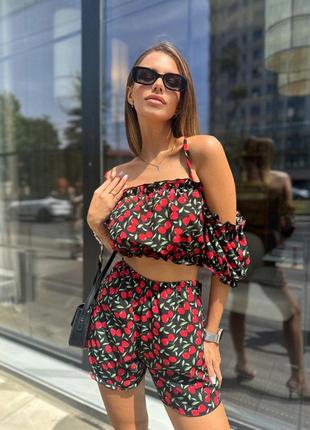 Женский трендовый черный костюм комплект топ с шортами в принте клубник летний...