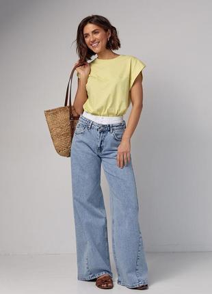 Однотонная футболка с удлиненным плечевым швом