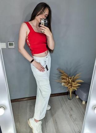 Белые джинсы карго на невысокий рост от prettylittlething