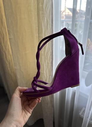 Босоножки на танкетке brian atwood3 фото