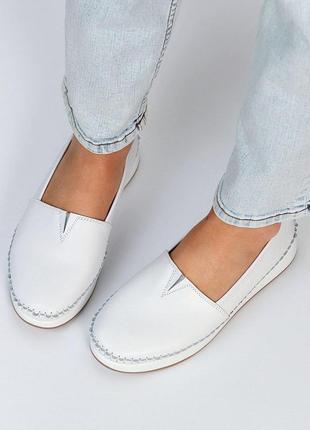 Женские кожаные мокасины белые