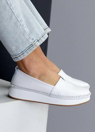 Женские кожаные мокасины белые