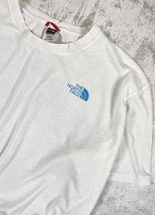 Стильный выбор: белая футболка the north face с синим логотипом2 фото