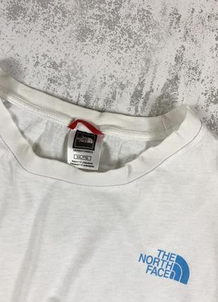 Стильный выбор: белая футболка the north face с синим логотипом4 фото