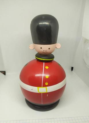 Деревянная копилка английский королевский гвардеец. orange tree toys