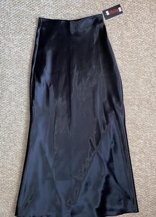Черная атласная юбка макси длины