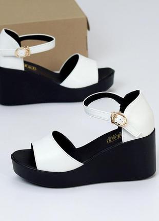 Белые женские босоножки на танкетке высокой подошве утолщенной из натуральной кожи...