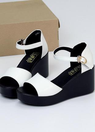 Белые женские босоножки на танкетке высокой подошве утолщенной из натуральной кожи...