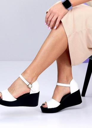 Белые женские босоножки на танкетке высокой подошве утолщенной из натуральной кожи...