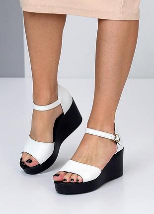 Белые женские босоножки на танкетке высокой подошве утолщенной из натуральной кожи...
