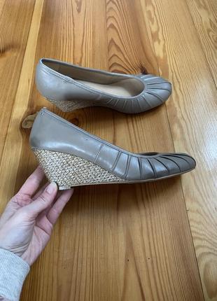 Туфлі на танкетці