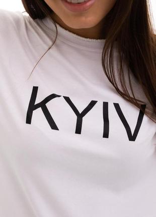 Женская белая футболка с надписью kyiv