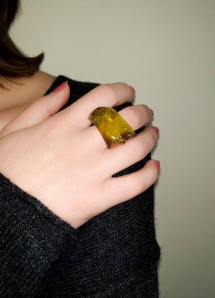 Подарок девушке стильное кольцо ручной работы из дерева  и  эпоксидной смолы (р. 17,0 - 17,2)4 фото