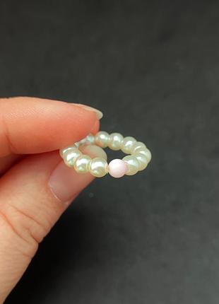 Каблучка зі штучними перлами на резинці з перламутром2 фото