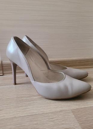 Продам туфлі на шпильці, світло-бежевого кольору, р.38, шкіра