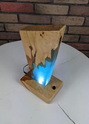 Светильник из дерева и эпоксидной смолы3 фото