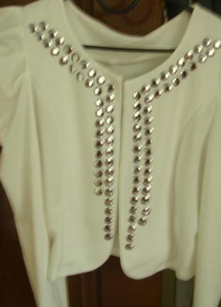 Белый пиджак-накидка с заклепками.1 фото
