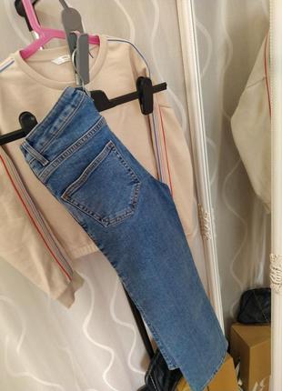 Трендовые, скраво голубые джинсы с высокой талией10 фото