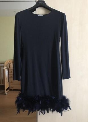 Коктейльное платье с окантовкой со страусиными перьями