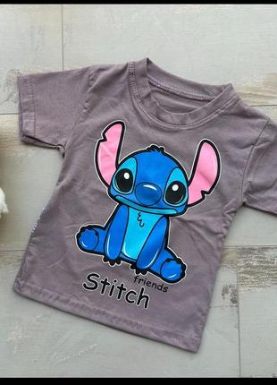 Футболка з яскравим малюнком.