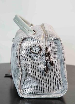 Шикарна щкіряна сумка з сріблястим напилом5 фото