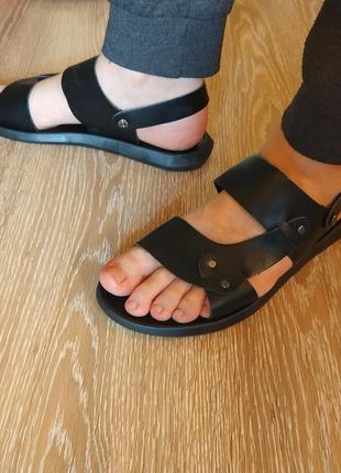 Босоніжки і шльопанці3 фото