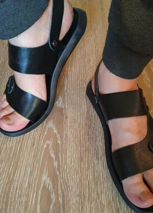 Босоніжки і шльопанці