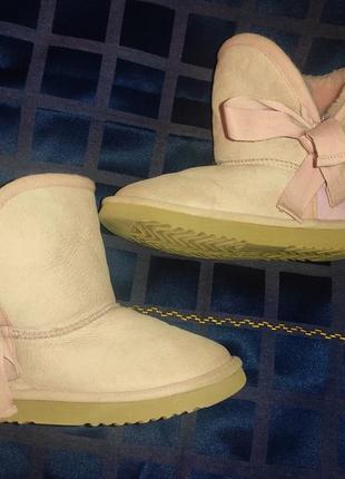 Полностью натуральные пудровые угги на овчине 33 р.