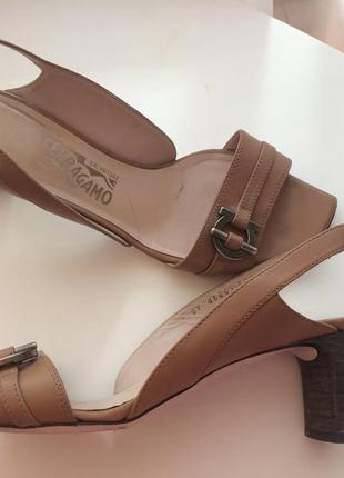 Продам босоножки salvatore ferragamo,кожа,оригинал,италия