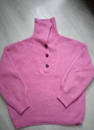 Теплий стильний светр.