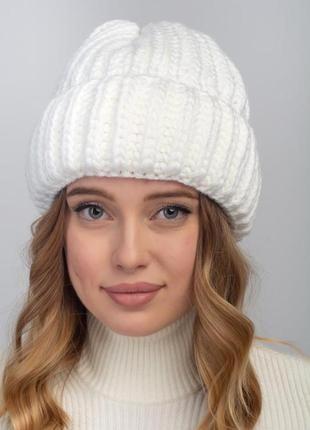 Шапка вязаная, белая, с отворотом, крупная вязка