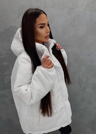 Яскравий, стильний , теплий жіночий пуховик,наповнювач силікон(250)
на замок і заклепки, внизу стягується.
