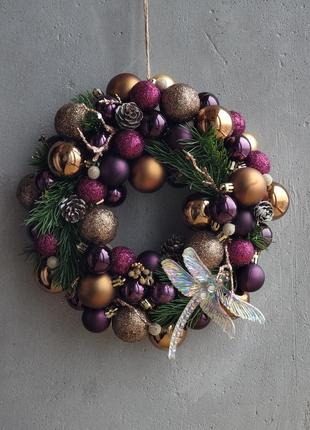 Багатий різдвяний віночок в насичених кольорах