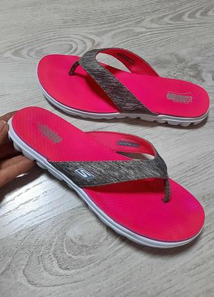 Яркие шлёпанцы шлепки skechers on-the-go сланцы вьетнамки