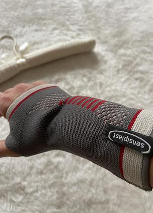 Бандаж з металевою основою sensiplast на праву руку розмір s-m