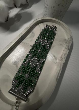 Браслет из бисера в зеленом, зеленом и прозрачном цветах.