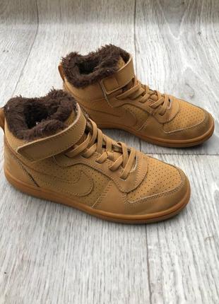 Зимові nike court borough aa5648-700