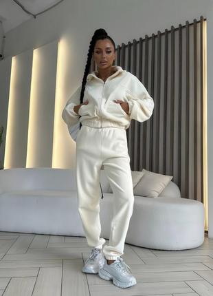 Теплый спортивный костюм с укороченной кофтой на молнии с воротником с карманами с манжетами на резинке с брюками джоггерами