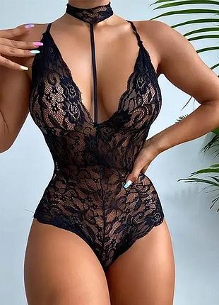 Женское нижнее белье в виде боди из кружева с чокером