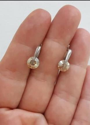 Серебряные серьги с желтоватым камнем