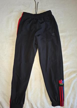 Спортивные нейлоновые штаны adidas